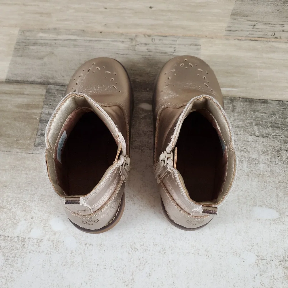 Stride Rite Stella Girls Ankle Boot Sz 10 W Gold Leather Side Zip Perforated Toe